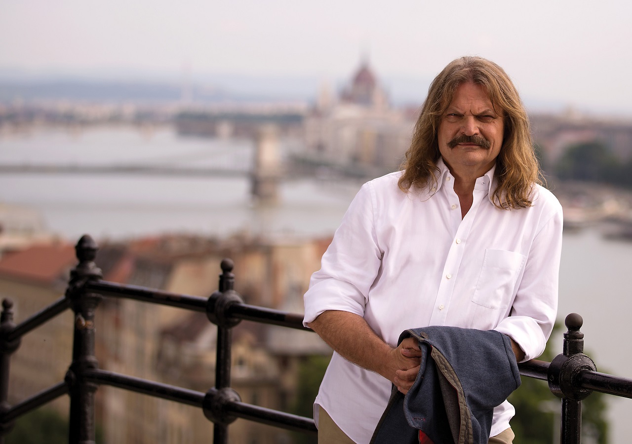 Charlieval és Caramellel közösen ad ki új magyar nyelvű albumot Leslie Mandoki